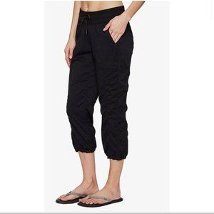 The North Face Aphrodite 2.0 capri stretch pants in black. Sz M.